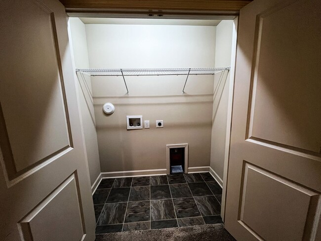 Building Photo - Cozy 3 bedroom, 2 1/2 bathroom townhome in...