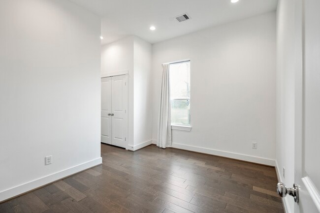 Building Photo - 594 Janisch Rd