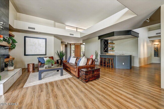 Building Photo - 10687 E Fernwood Ln