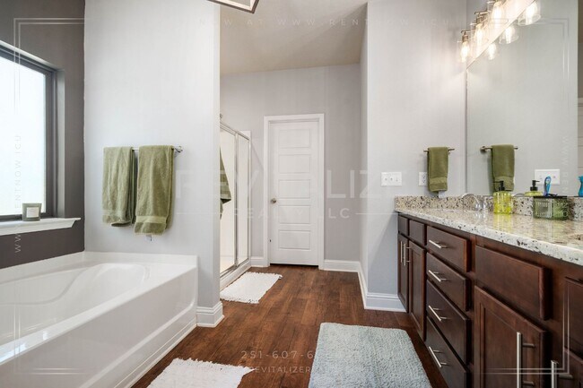 Building Photo - Luxury Living with Private Heated Pool in ...