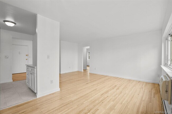 Building Photo - 900 Midland Ave
