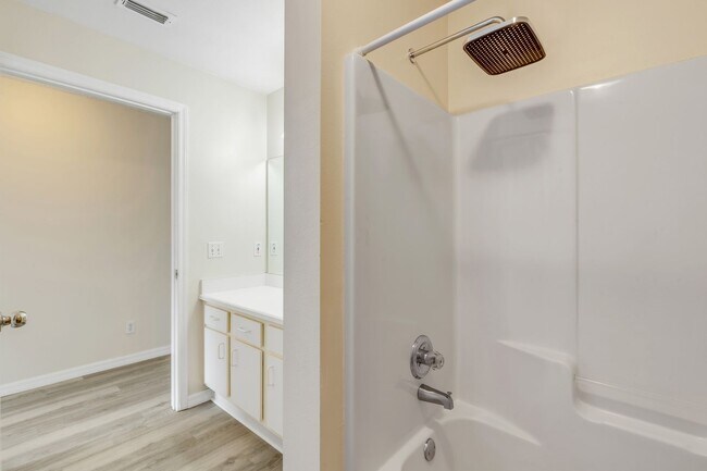 Building Photo - Spacious, sleek & central: 2Bedroom/2Bath condo in Daytona Beach!