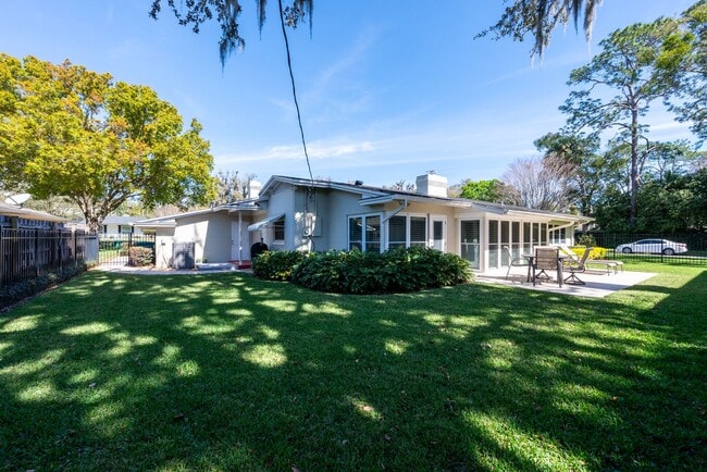 Building Photo - 6 month lease- AVAIL IN AUGUST- Immaculate...
