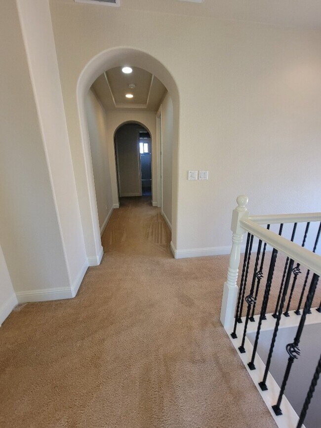 Building Photo - Beautiful 5 bedroom home in Empire Ranch