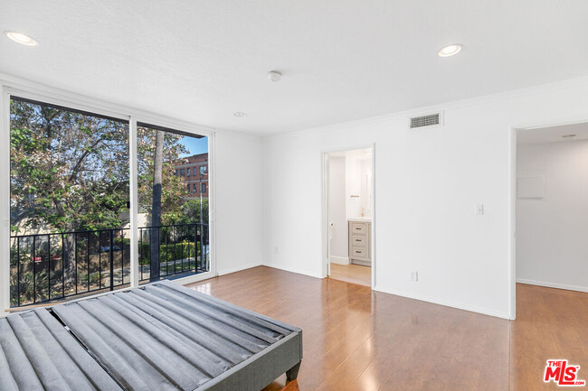 Building Photo - 815 N Las Palmas Ave