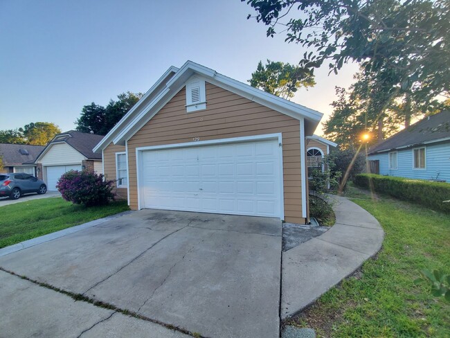 Primary Photo - 129 Edgewater Cir