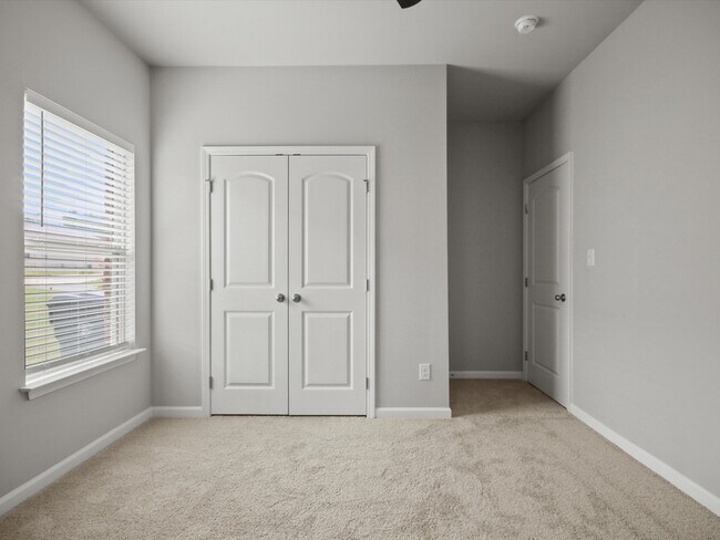 Building Photo - 227 Poplar Hollow Dr