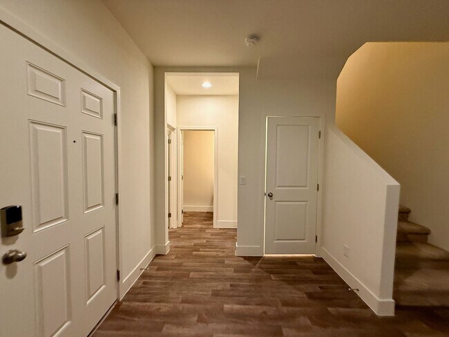 Building Photo - 3 BED 2.5 BATH 2 CAR GARAGE TOWNHOUSE w/ PRIVATE BACKYARD in GATED COMMUNITY.