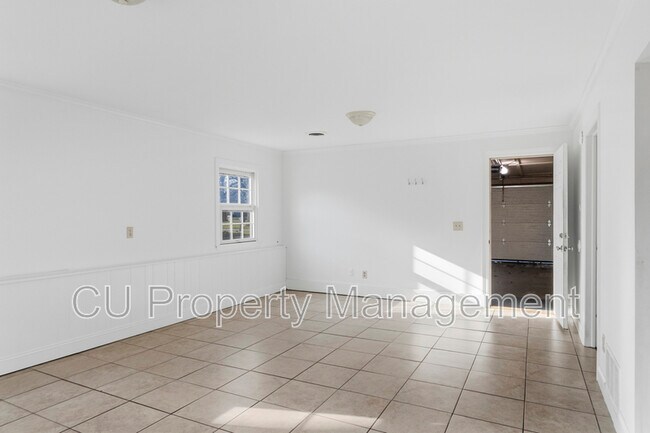 Building Photo - 1903 Sumac Dr