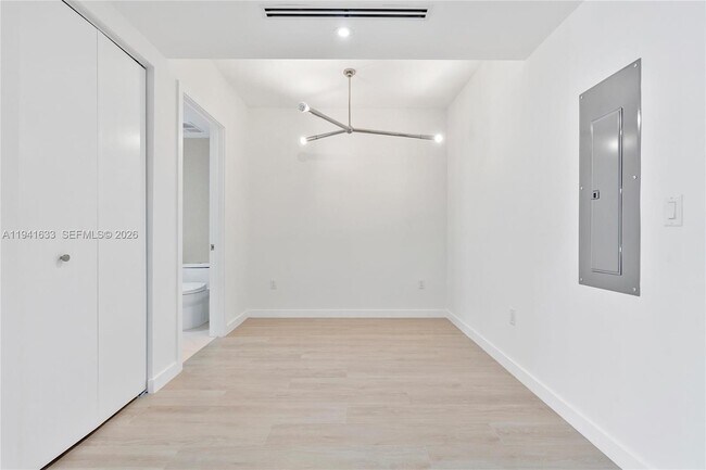 Building Photo - 9901 W Bay Harbor Dr