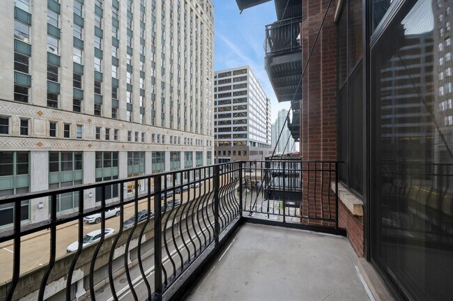 Building Photo - 333 W Hubbard St