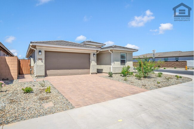 Building Photo - 4Bed/3Bath House at Thomas Rd/99th Ave! Ready for Immediate Move-In! -- Mother-In-Law Suite W/Pri...