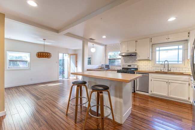 Building Photo - 3418 Greensward Rd