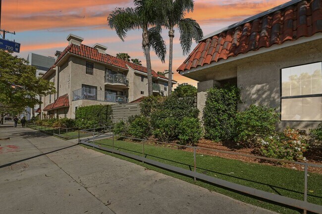 Building Photo - 3BD/2BA Apartment with Laundry In-Unit, Appliances, Tandem Parking & More | 1MO. Free OAC
