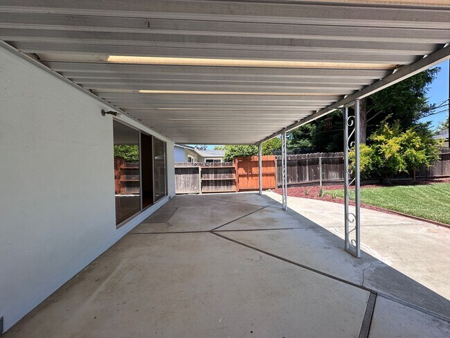 Building Photo - LARGE YARD, 3/2, Remodeled, AC, Cat Friend...