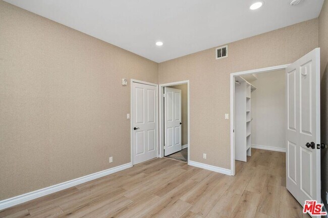 Building Photo - 117 S Clark Dr