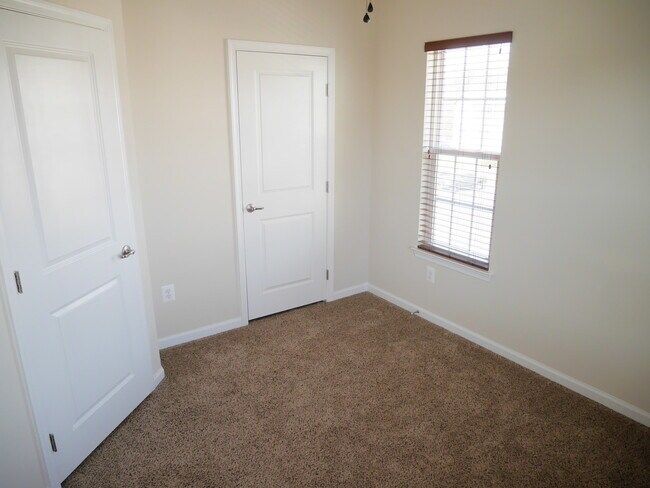 Building Photo - Gorgeous Townhome Located at Preserves at ...