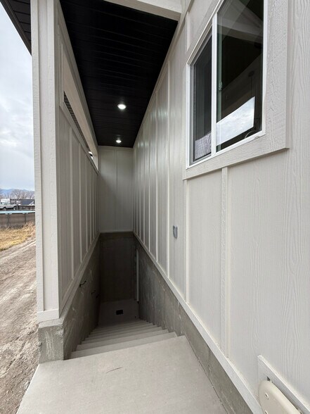 Building Photo - 245 N Center St