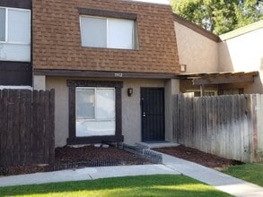 Building Photo - NEWLY RENOVATED SOUTHWEST STYLE!