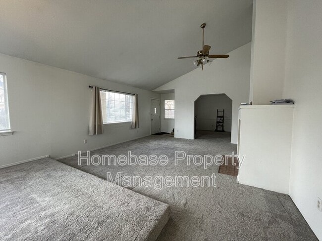 Building Photo - 1901 E Ranch Dr