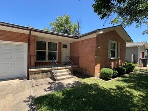 Building Photo - Beautifully Renovated 3 Bedrom