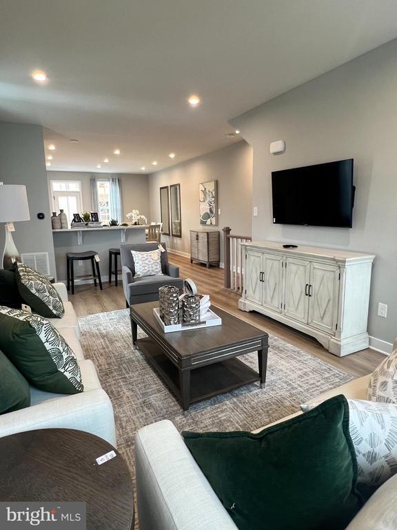 Building Photo - 5 Sidney Ln