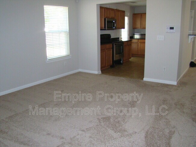 Building Photo - 384 Denman Loop