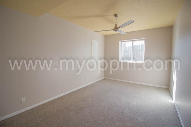 Building Photo - Spacious 3 Bedroom house at 168th and Maple