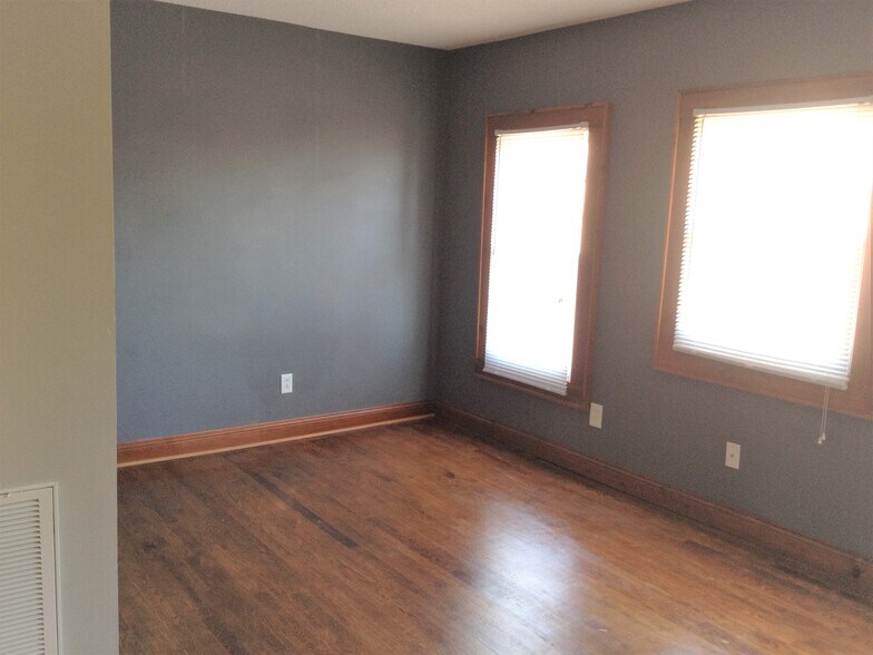 LR - vacant - 923 Hillcrest E Dr
