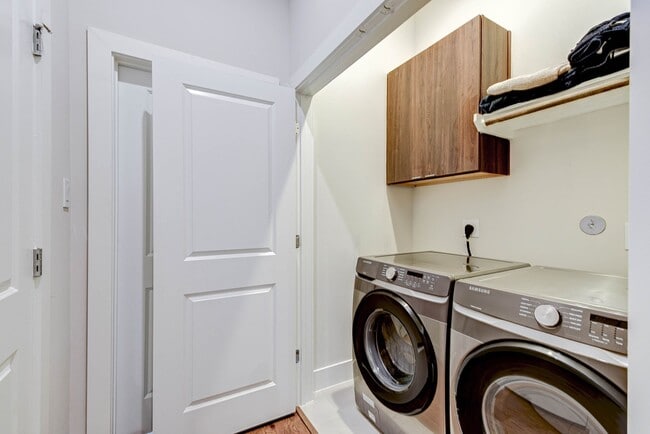 Building Photo - 5857 Dolores St