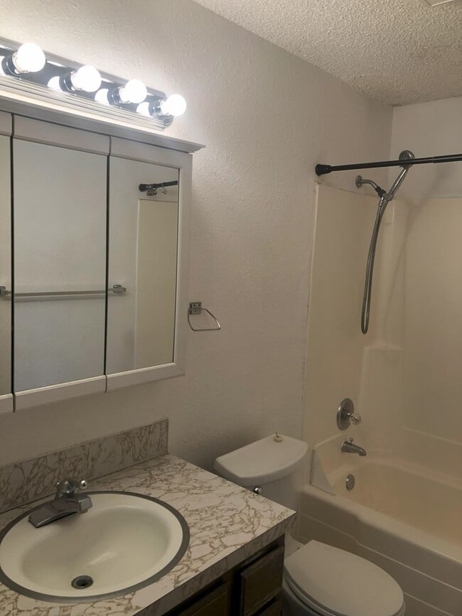 Building Photo - 2 bedroom 1 bath Centrally Located Apartment