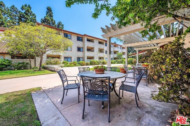 Building Photo - 501 Palisades Dr