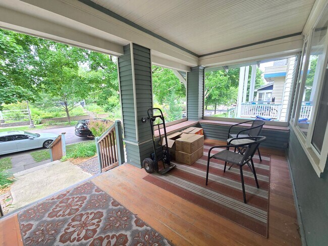 Building Photo - SINGLE FAMILY HOME! Great Location! Laundry, Wood Floors and Parking!