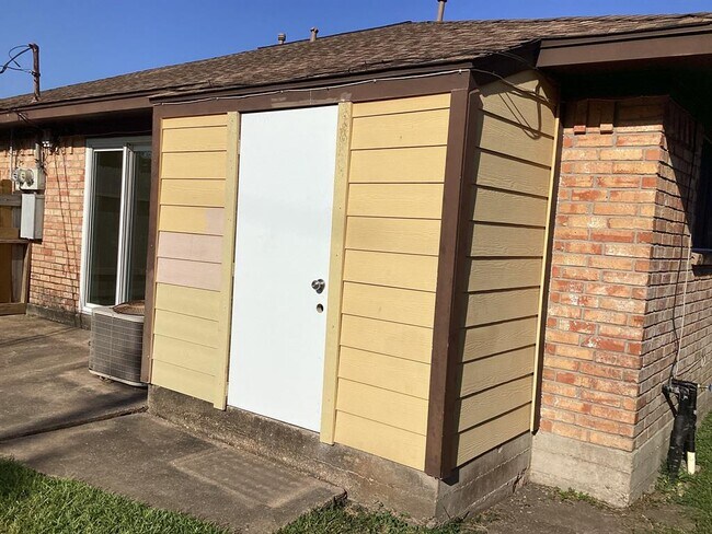 Building Photo - 6360 Crestside Dr