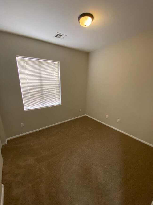 Building Photo - AMERICANA Property Mgmt - Freshly remodele...