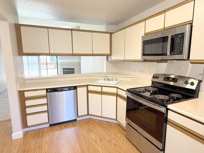 Building Photo - BRIGHT TOP FLOOR 2 BEDROOM CONDO ! Vaulted...