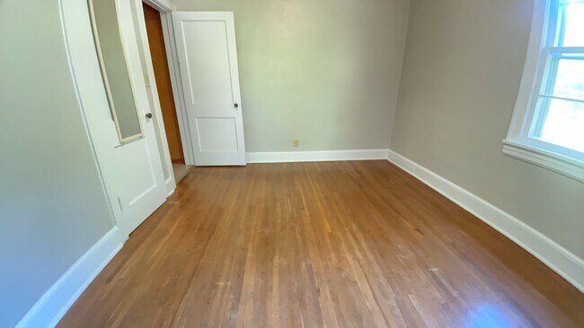 Building Photo - Spacious 2 Bedroom/1 Bath Home