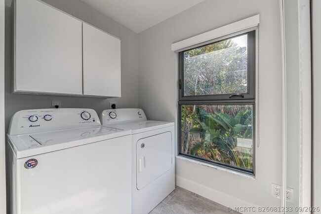 Building Photo - 1712 Sea Horse Pl