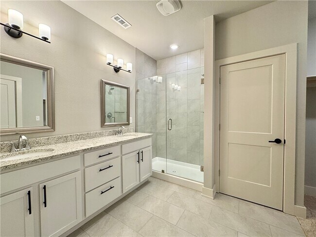 Building Photo - 832 NE Hts Ln