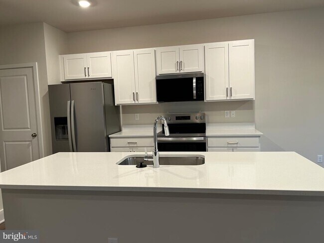 Building Photo - 140 Wappinger Ter