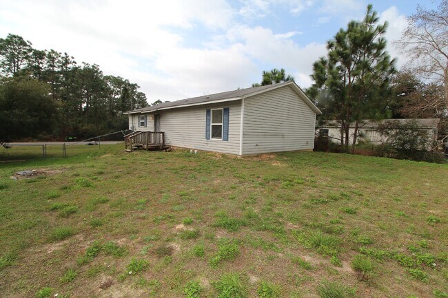 Building Photo - 3BR Gulf Breeze Home Zoned for Gulf Breeze High School with Open Living Area, Fenced Backyard & C...