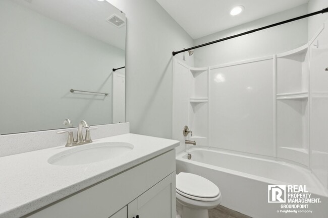 Building Photo - Oversized Kitchen + Prime Park Circle Location | 2BR Townhome