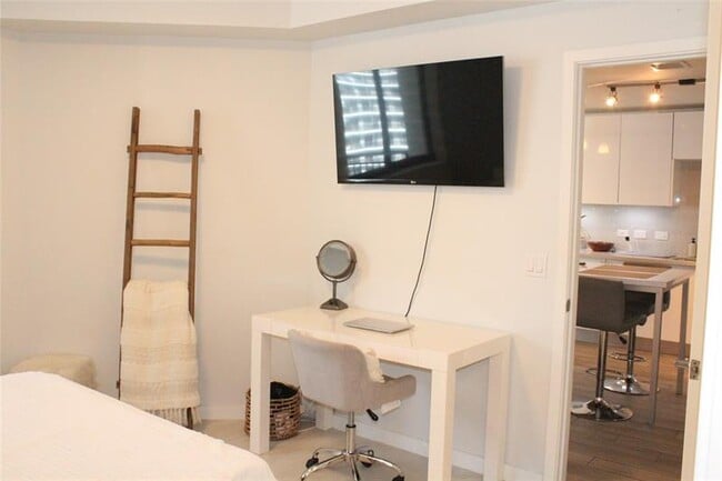 Building Photo - 999 SW 1st Ave