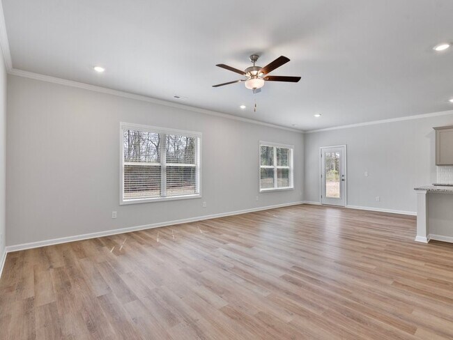 Building Photo - 210 Saddle St