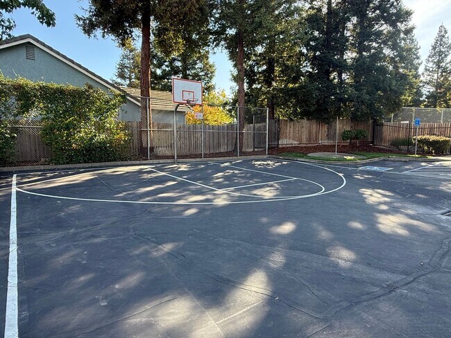 Building Photo - 4 bed 2.5 bath 2 story home available now!