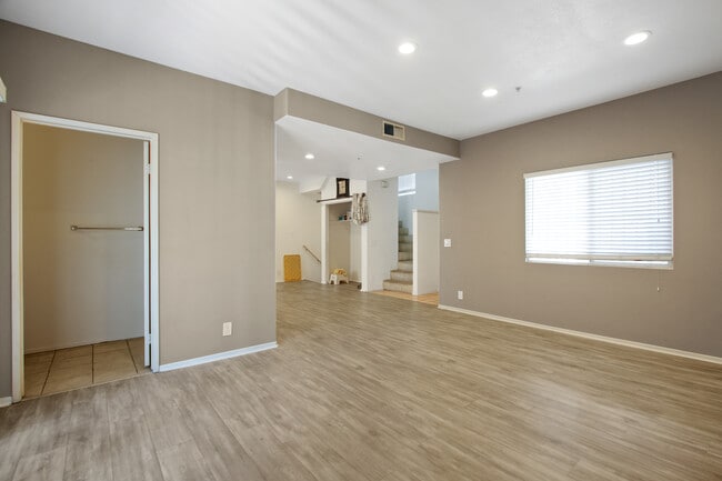 Primary Photo - 319 W Duarte Rd