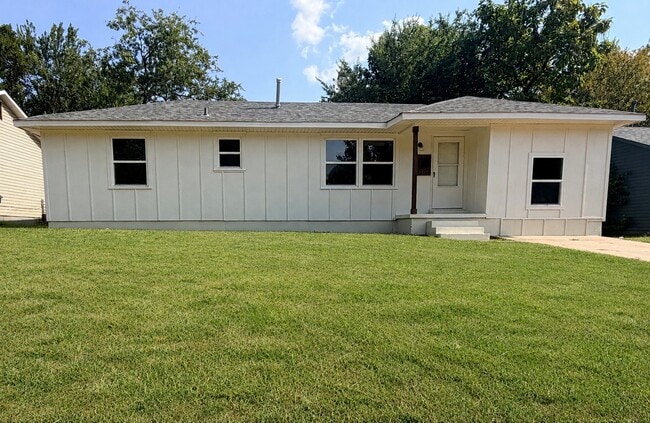 Building Photo - 1100 Sycamore Dr
