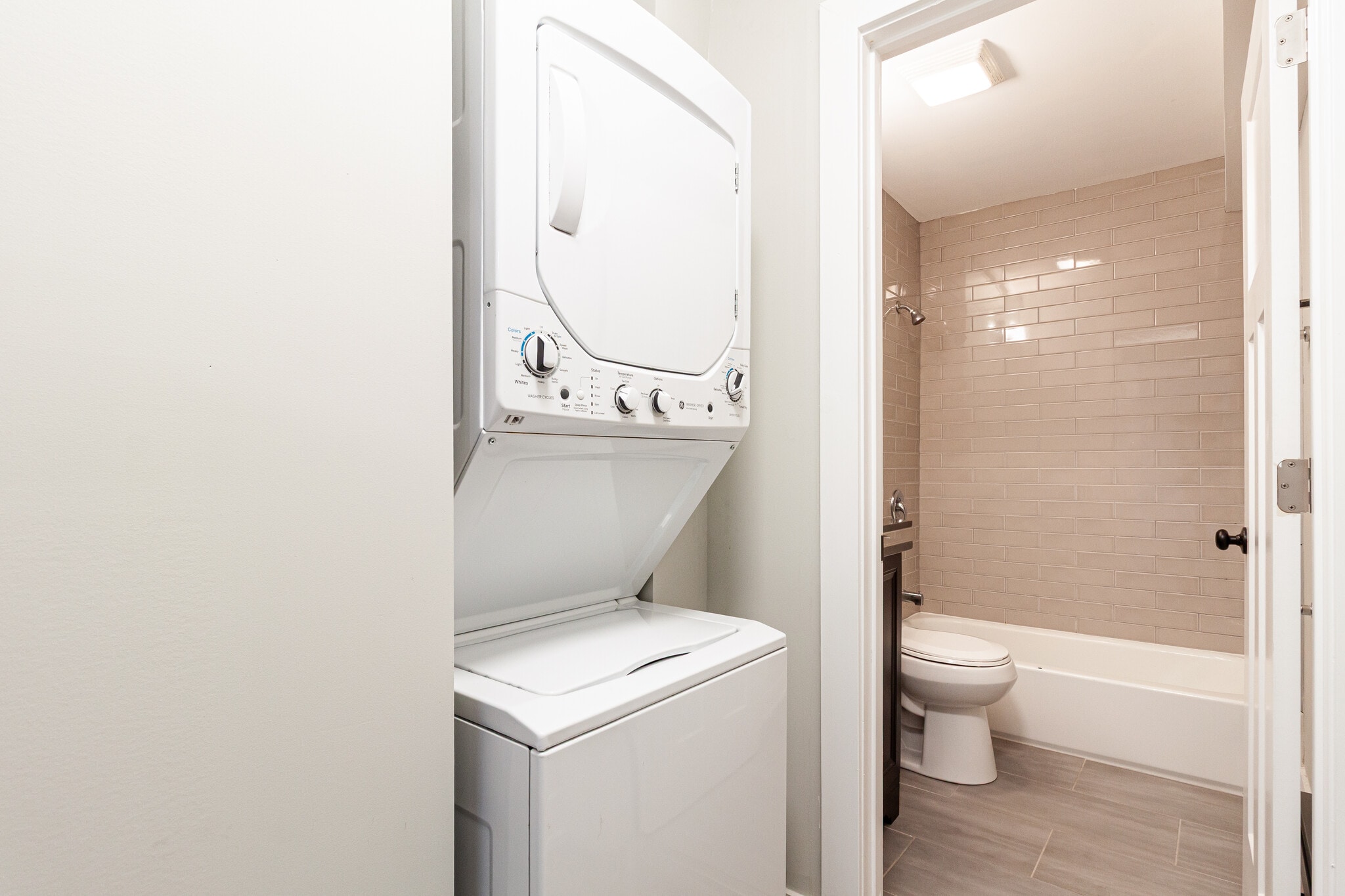 Building Photo - 525 W Surf St