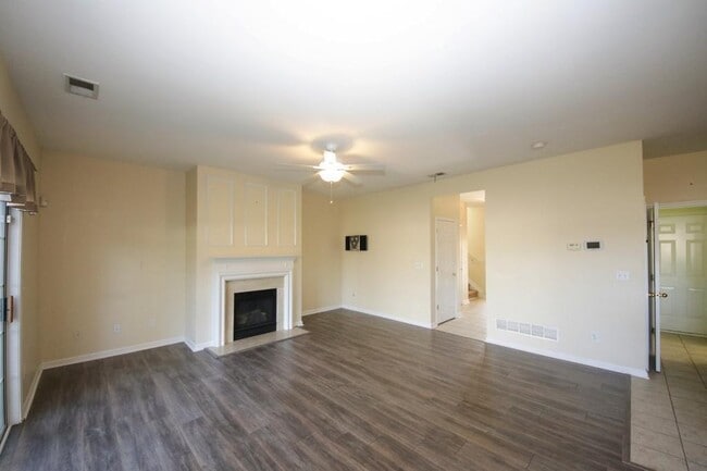 Building Photo - 2120 Highland Gate Dr