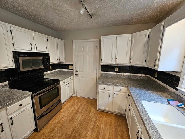 Building Photo - 700 Cirrus Ct